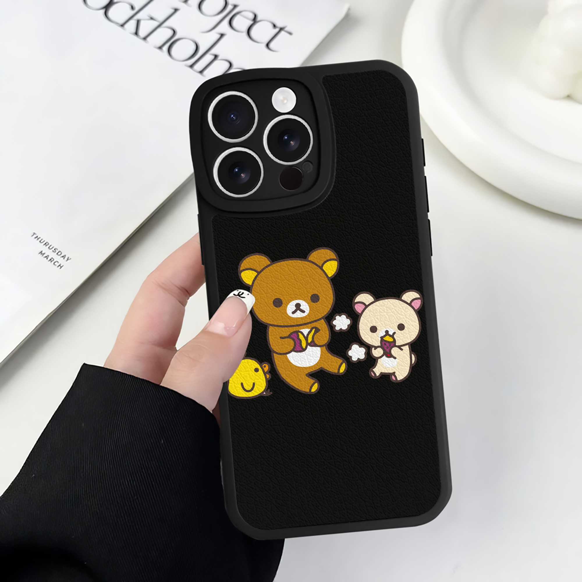（画像用） リラックマ リラックマ キイロイトリ Rilakkuma Korilakkuma Kiiroitori 【iPhone 16シリーズ対応】シリコンスマホケース（レザー調） 材質：シリコン